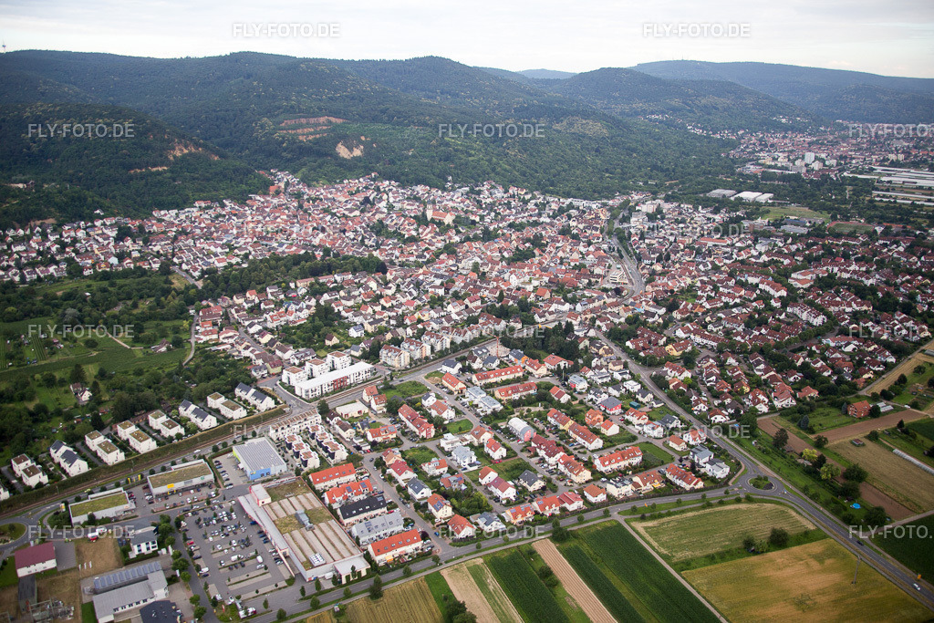 Ortsansicht der Straßen und Häuser der Wohngebiete | Luftbild: Ortsansicht der Straßen und Häuser der Wohngebiete in Dossenheim im Bundesland Baden-Württemberg in Deutschland. Foto: IMG_090765.jpg vom 04.07.2016 durch Werner Riehm/FLY-FOTO.de - Realisiert mit Pictrs.com