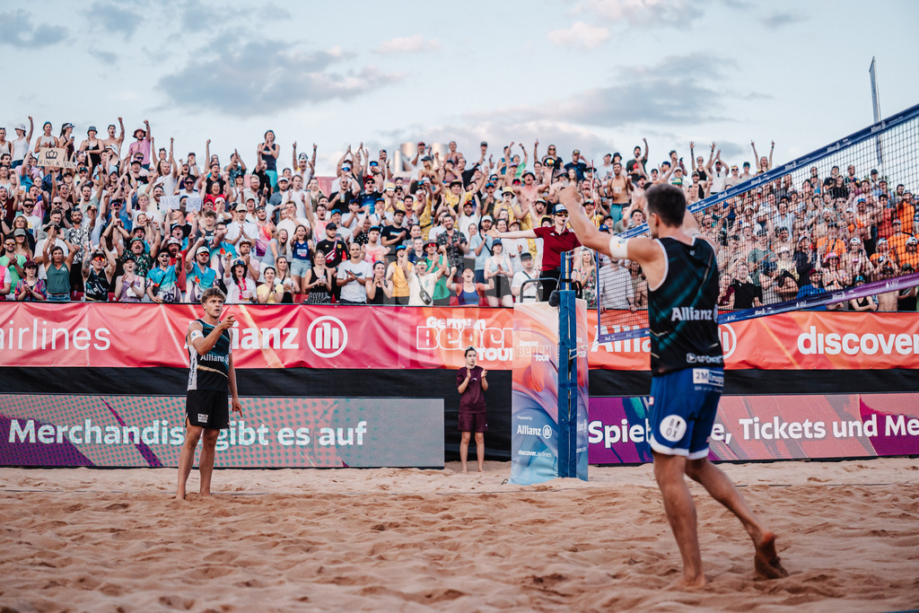 Beachvolleyball | Männer | Allianz German Beach Tour 2025 | Tourstop München | 05.07.2025 | v.l. Luis Kubo und David Poniewaz jubeln