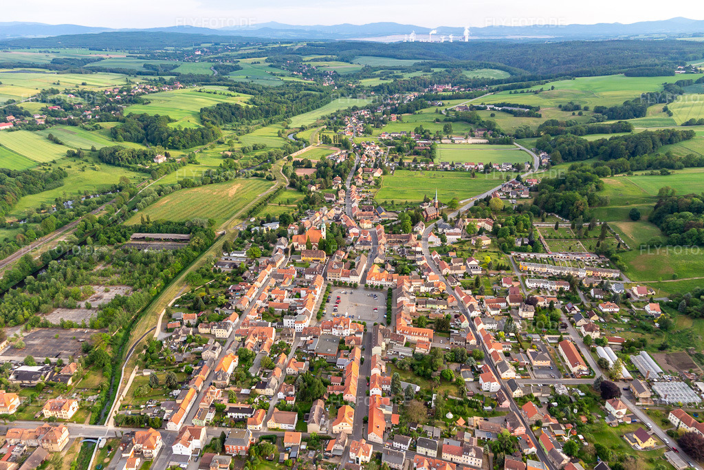 Luftbild: Ortsansicht von Norden in Ostritz im Bundesland Sachsen in Deutschland. – Foto: IMG_141683.jpg vom 23.05.2024 durch Werner Riehm/FLY-FOTO.de – Auflösung des Originals: 5472 x 3648 px – WWW.OSTRITZ.DE