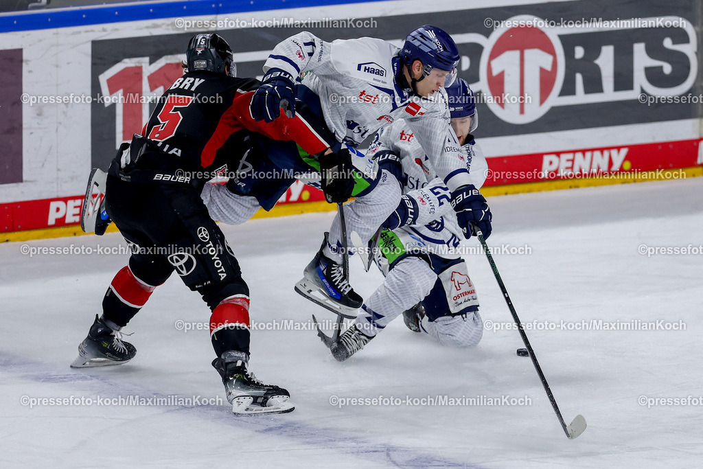 KEC22122401058 | 22.12.2024, Eishockey, DEL, Kölner Haie - Straubing Tigers, Spieltag 29, Lanxess-Arena Köln: Foulspiel Louis-Marc Aubry (Kölner Haie #15) Stockschlag gegen Nelson Nogier (Straubing Tigers #77)