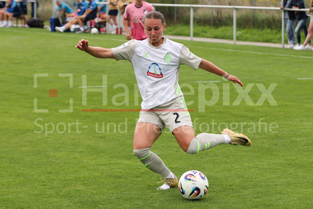Fussball, Testspiel Frauen, TSG 1899 Hoffenheim - SV Werder Bremen | Chiara D Angelo (SV Werder Bremen, 2) am Ball, Einzelbild, Ganzkörper, Aktion, Action, Spielszene