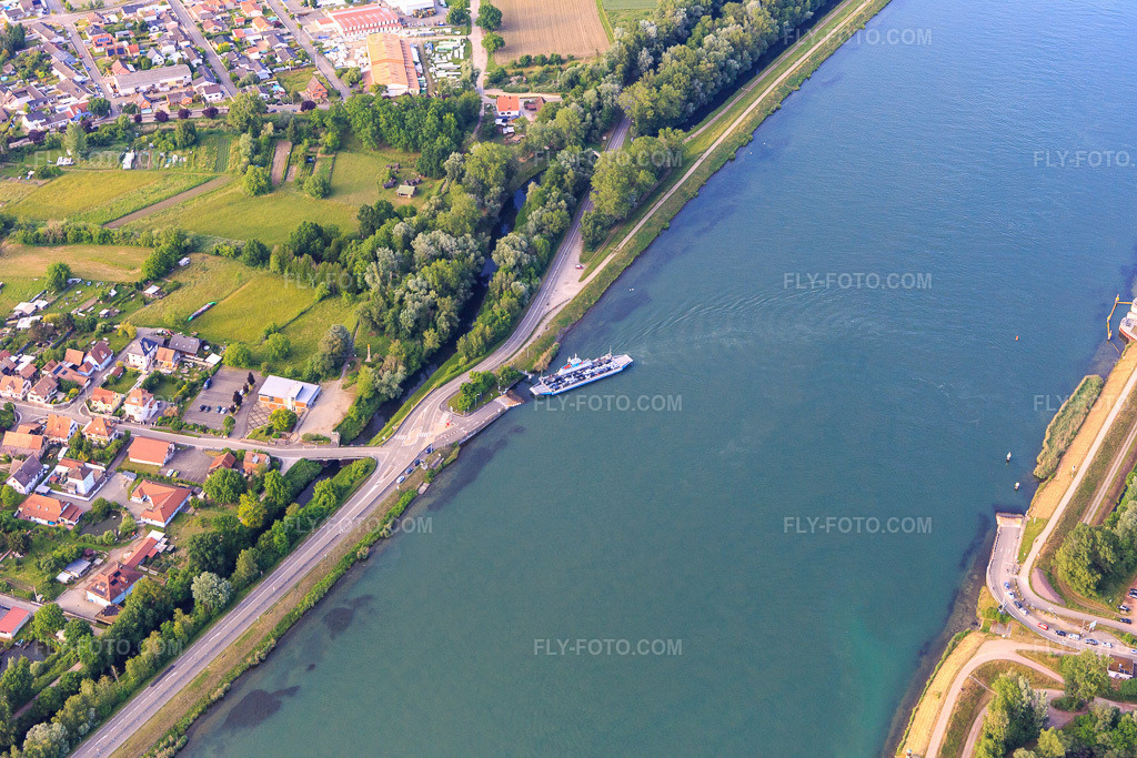 Aerial view: Ferry Rhinau-Kappel across the Rhine in Rhinau in the state Bas-Rhin, France.Photo: IMG_147339.jpg taken on 05/29/2025 by Werner Riehm/FLY-FOTO.comResolution of the original: 5472 x 3648 pxInforoute alsace