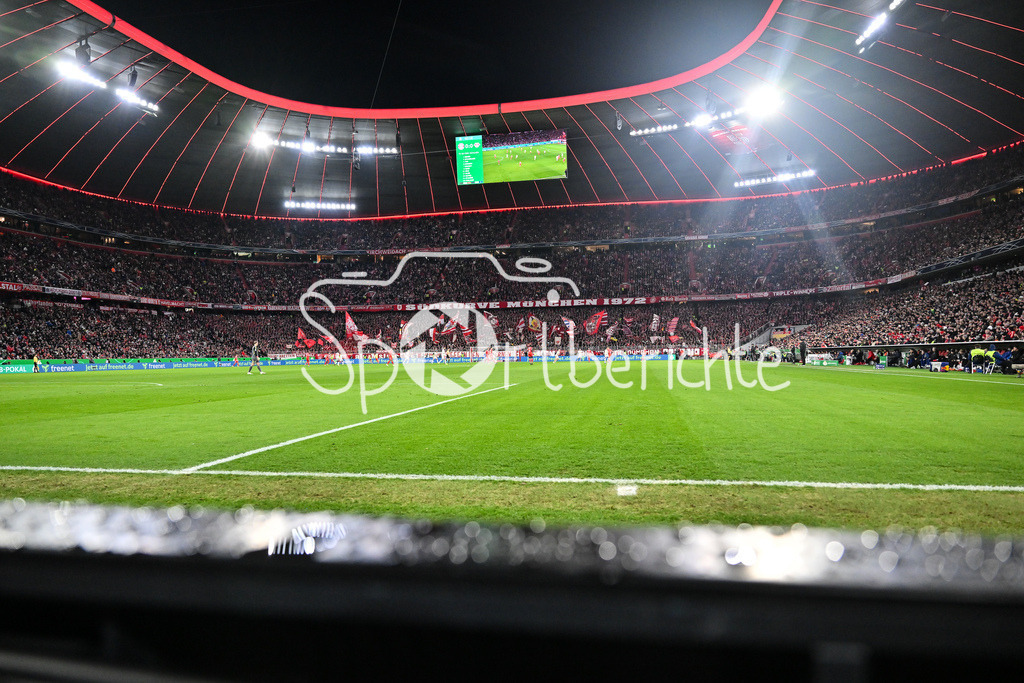 FC Bayern München - RB Leipzig | MUNICH, GERMANY - 11. FEBRUARY: EIN BLick in die verregnete Arena von München / Symbolbild / Symbolfoto während dem Spiel zwischen dem FC Bayern München und RB Leipzig beim Viertelfinale des DFB-Pokales in der Allianz Arena