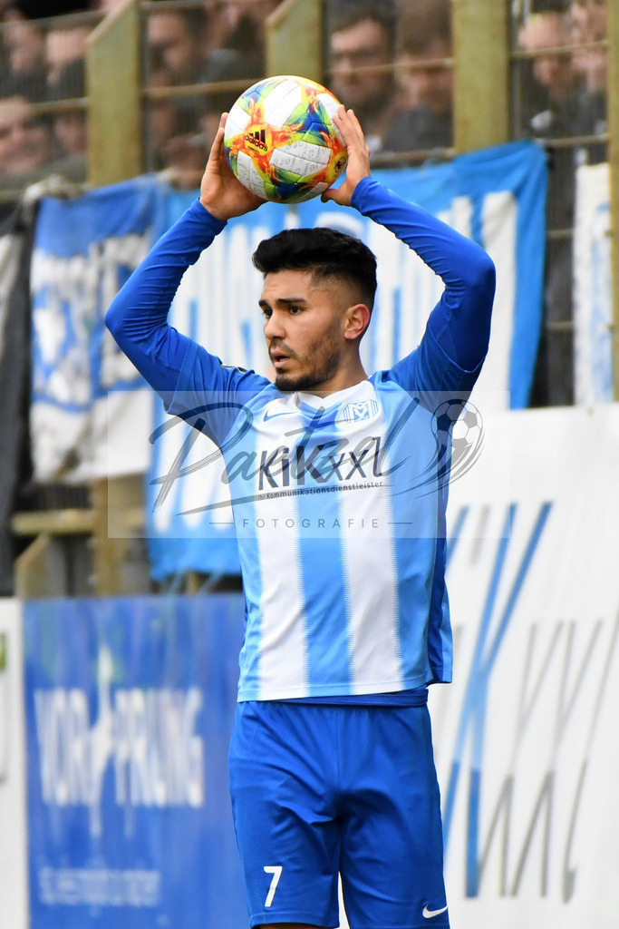 20200201_MEPCHE_0019 | Fußball, Herren: Hassan Amin (SV Meppen) schaut waehrend des Spiels der 3. Liga zwischen SV Meppen und Chemnitzer FC in der Haensch-Arena am 01.02.2020 in Meppen, Deutschland. DFB / DFL REGULATIONS PROHIBIT ANY USE OF PHOTOGRAPHS AS IMAGE SEQUENCES AND/OR QUASI-VIDEO. - Realisiert mit Pictrs.com
