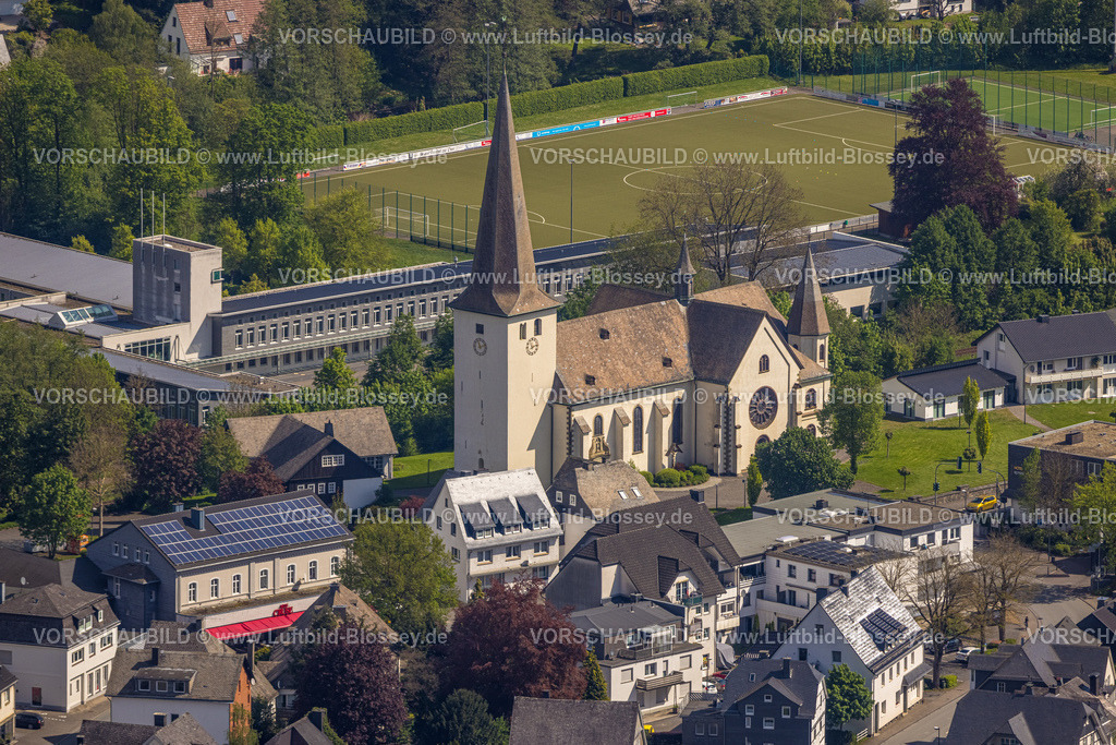 Olsberg240503102 | Luftbild, kath. Pfarrkirche St. Martin, Städt. Förderschule Ruhraue, Fußballstadion Sparkassenarena Sportplatz Bigge Ruhrkampfbahn, Olsberg, Bigge, Olsberg, Sauerland, Nordrhein-Westfalen, Deutschland