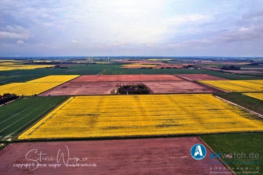 Luftbilder Galmsbuellkoog - Nordfriesland | Luftbilder Galmsbuellkoog - Insgesamt kann die Eindeichung von Galmsbüllkoog als wichtiger Schritt in der Landwirtschafts- und Siedlungsentwicklung des Ortes betrachtet werden. Sie brachte den lokalen Landwirten und Siedlern wirtschaftliche Vorteile und führte zu einer Veränderung der Siedlungsstruktur und der Kirchengeschichte des Ortes.