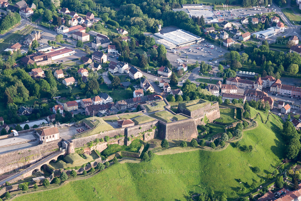 Vue aérienne: Citadelle de Bitche à Bitche dans le département Moselle, France. Photo: IMG_107234.jpg prise le 18/05/2018 par Werner Riehm/FLY-FOTO.euRésolution de l'original: 5472 x 3648 px