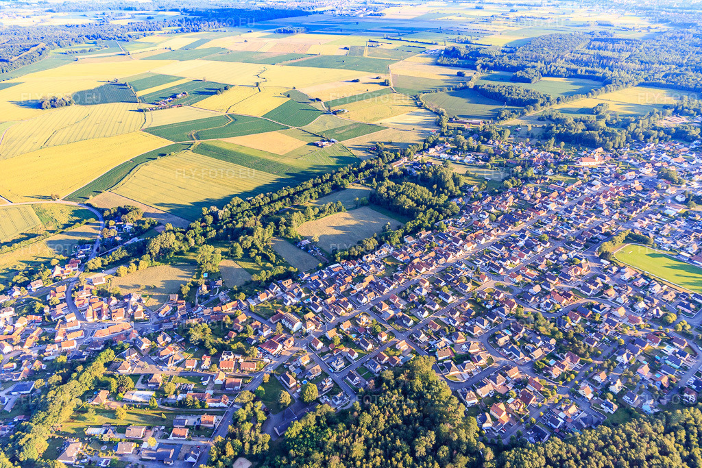 Vue aérienne: Vue de la ville depuis le nord à Schirrhein dans le département Bas Rhin, France – .Photo: IMG_115498.jpg prise le 16/06/2019 par Werner Riehm/FLY-FOTO.eu – Résolution de l'original: 5472 x 3648 px