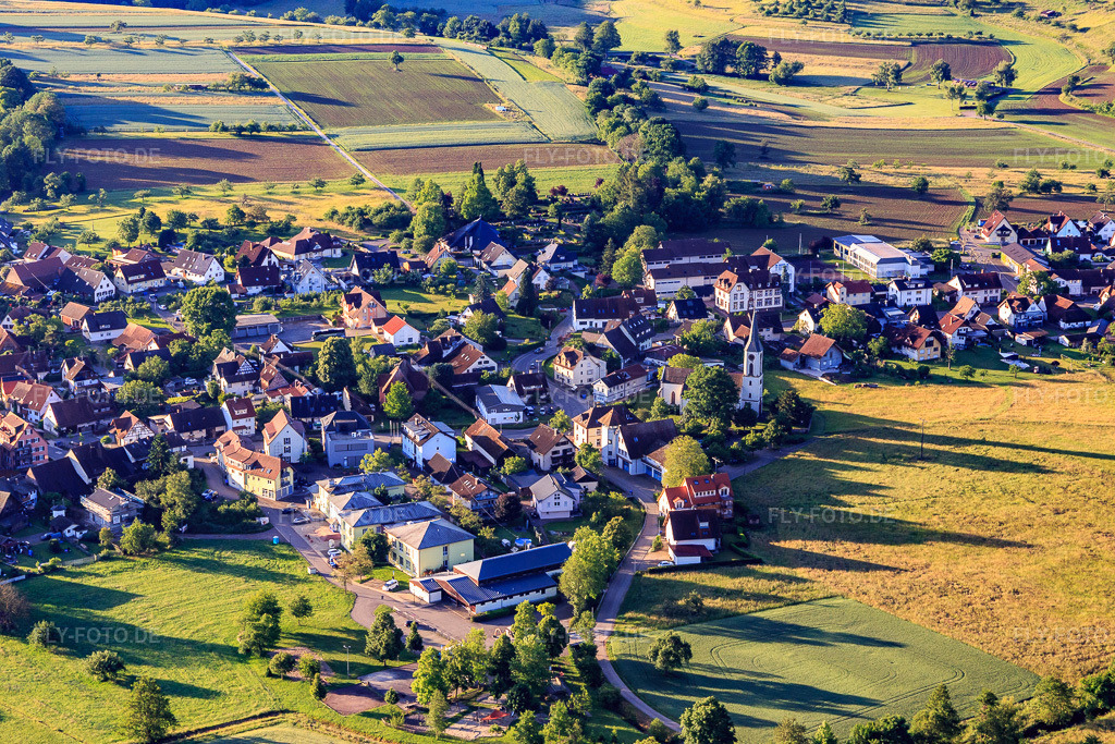 Luftbild: Altenpflegeheim Hochburgblick und Hochburg Halle in Sexau im Bundesland Baden-Württemberg in Deutschland.Foto: IMG_147574.jpg vom 30.05.2025 durch Werner Riehm/FLY-FOTO.deAuflösung des Originals: 5472 x 3648 pxWWW.TVS1921.DE