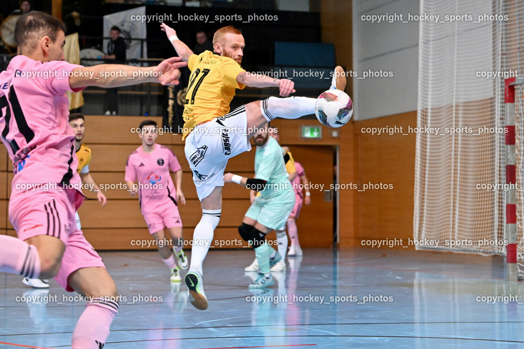 Carinthia Flamengo Futsal Club vs. FC Ljuti Krajisnici | #21 Robert Dimitrov Carinthia Flamengo, #27 Adnan Hodzic FC Ljuti Krajisnici, Carinthia Flamengo Futsal Club vs. FC Ljuti Krajisnici, Carinthia Flamengo Futsal Club vs. FC Ljuti Krajisnici am 05.01.2025 in Klagenfurt (Ballspielhalle Viktring), Austria, (Photo by Bernd Stefan)