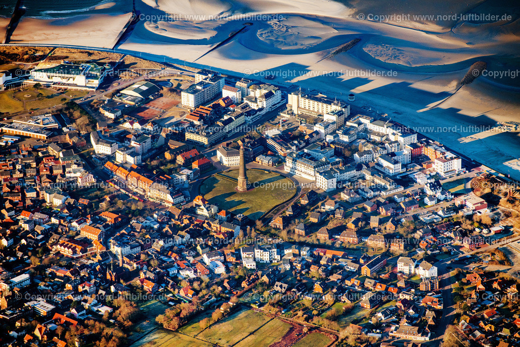 Borkum_Ortsmitte_ELS_1393080322 | BORKUM 08.03.2022 Leuchtturm " Neue Leuchtturm " als Seefahrtszeichen im Küstenbereich der Nordsee sowie Sendemast in Borkum im Bundesland Niedersachsen. Weiterführende Informationen bei: Nordseeheilbad Borkum GmbH. // Lighthouse "Neue Leuchtturm" as a nautical sign in the coastal area of a??a??the North Sea as well as a transmission mast in Borkum in the state of Lower Saxony. Further information at: Nordseeheilbad Borkum GmbH. Foto: Martin Elsen