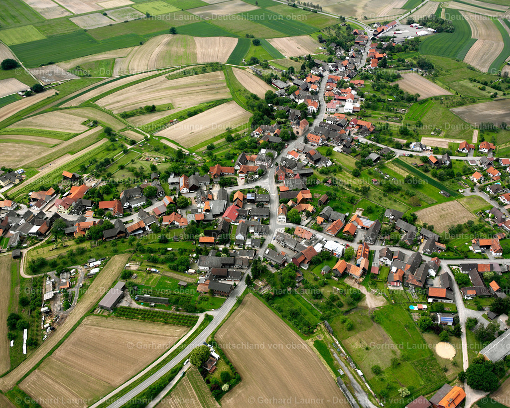 2627096 | Hesselhurst WILLSTäTT 09.06.2006 Landwirtschaftliche Nutzflächen und Feldgrenzen  umsäumen das Siedlungsgebiet des Dorfes in Willstätt im Bundesland Baden-Württemberg, Deutschland // Agricultural land and field boundaries surround the settlement area of the village  in Willstätt in the state Baden-Wuerttemberg, Germany Foto: Gerhard Launer