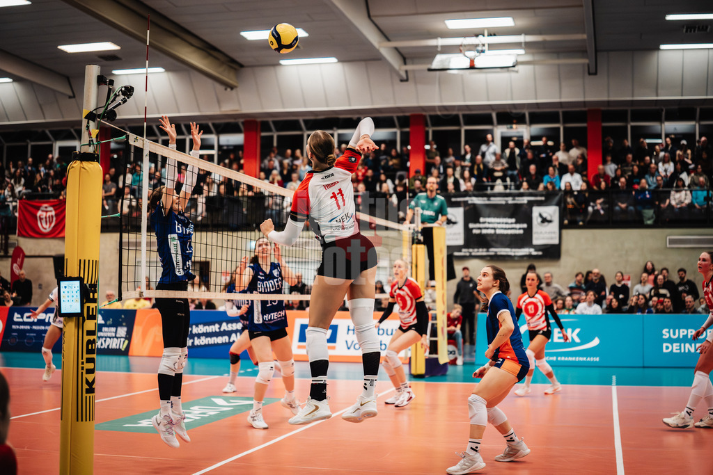 Volleyball | Frauen | Saison 2025/2026 | Volleyball Bundesliga | ETV Hamburger Volksbank Volleys vs. Binder Blaubären TSV Flacht | 06.12.2025 | Svea Frobel (#11, ETV Hamburger Volksbank Volleys) beim Angriff
