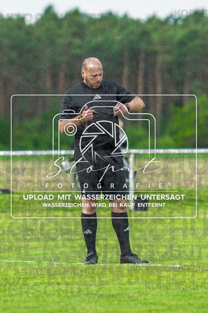 Kreisliga Damen HK/CE - Kickers Wolthausen vs. SG Fulde | Marcel Leichert (Schiedsrichter); Kreisliga Damen HK/CE - Kickers Wolthausen vs. SG Fulde am 17.05.26 in Sportplatz Wolthausen, Wolthausen - Realisiert mit Pictrs.com