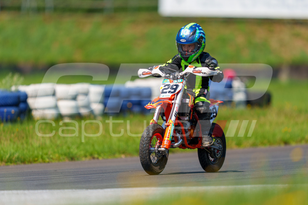 G-Cup + Supermoto Staatsmeisterschaft + Hungarian Supermoto Championship | GRIPcapture steht für authentische Sportfotografie in Österreich – für Momente, die mehr sind als Geschwindigkeit oder Ergebnis. Es geht um Emotion, Spannung, Fokus und den Augenblick, der oft nur einen Wimpernschlag dauert.Ob Motorsport, Teamsport oder 