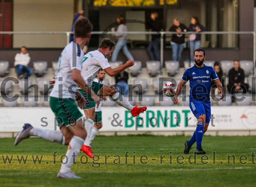 2023-08-01_115_FC_Schwaig_gegen_FC_Deisenhofen | Oberding, Deutschland, 01.08.2023:
Fußball, Toto-Pokal 2023 / 2024, 1. Spieltag, FC Schwaig gegen FC Deisenhofen, Endergebnis: 2:3

Tobias Paulus (FC Schwaig, #7), Leon Müller-Wiesen (FC Deisenhofen, #6)

Foto: Christian Riedel / fotografie-riedel.net