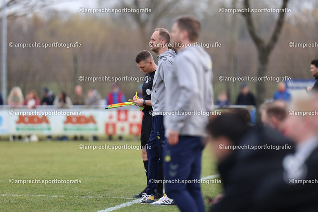 Fußball I Herren I Saison 2025-2026 I Flens-Oberliga I 21. Spieltag I SV Todesfelde - Holstein Kiel II 135 | v.l. Chris Olimsky (1. Assistent), Björn Sörensen (Trainer, SV Todesfelde) - Realisiert mit Pictrs.com