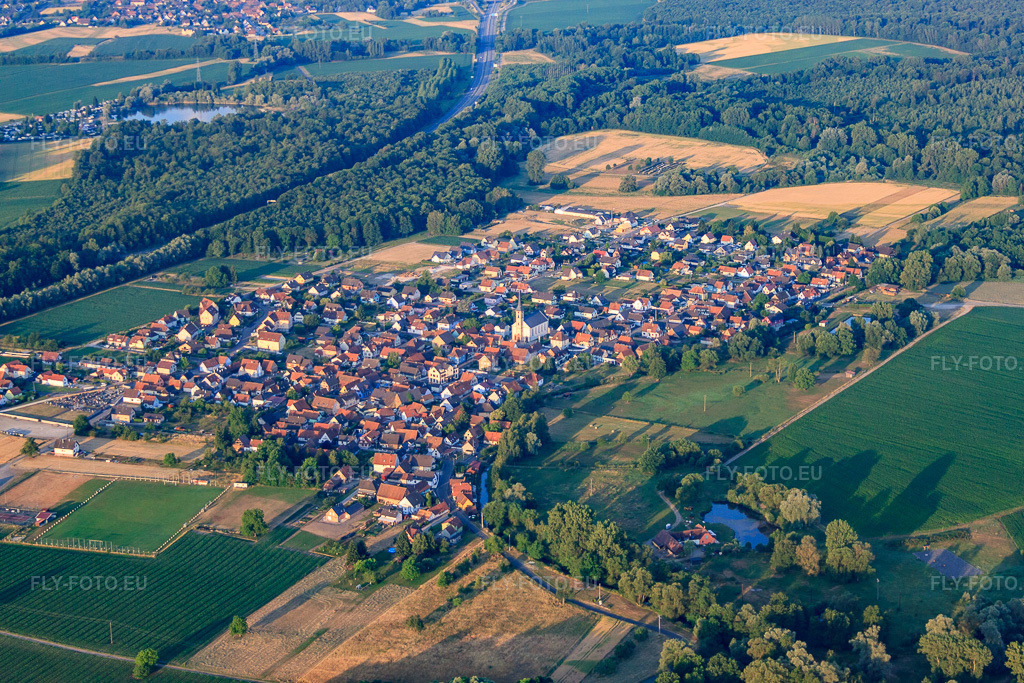 Vue aérienne: Vue du village depuis le nord de ce côté de l'A35 à Leutenheim dans le département Bas Rhin, France – .Photo: IMG_68001.jpg prise le 19/06/2014 par Werner Riehm/FLY-FOTO.eu – Résolution de l'original: 4752 x 3168 px