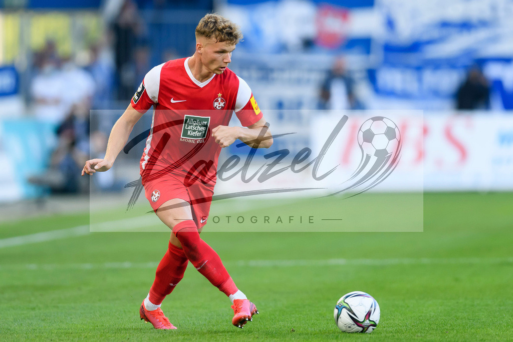 FCMFCK20210904_146 | Fussball, Herren: Philipp Hercher (1. FC Kaiserslautern) in Aktion, am Ball, Einzelaktion beim Spiel der 3. Liga zwischen 1. FC Magdeburg und 1. FC Kaiserslautern in der MDCC-Arena am 04.09.2021 in Magdeburg, Deutschland.DFB / DFL REGULATIONS PROHIBIT ANY USE OF PHOTOGRAPHS AS IMAGE SEQUENCES AND/OR QUASI-VIDEO. - Realisiert mit Pictrs.com
