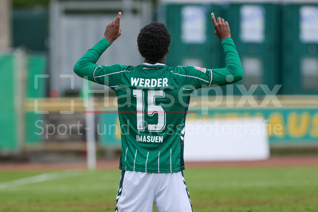 Fussball, Regionalliga Nord, SV Werder Bremen II - SSV Jeddeloh | Torschütze Joel Imasuen (SV Werder Bremen II, 15) mit Torjubel, Jubel, jubeln, jubelt, optimistisch, Spielszene, Highlight, Freude über das Tor zum 3:0