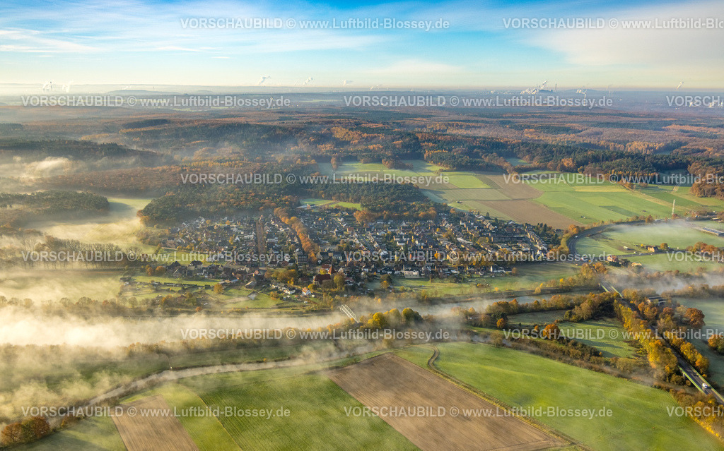 Haltern231104110 | Luftbild, Nebelschwaden über den Ort Flaesheim am Wesel-Datteln-Kanal und Fluss Lippe mit Fernsicht, umgeben von herbstlichen Laubbäumen, Flaesheim, Haltern am See, Ruhrgebiet, Münsterland, Nordrhein-Westfalen, Deutschland