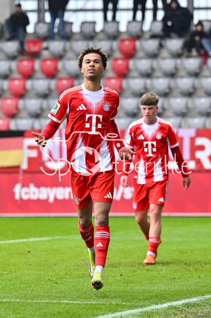FC Bayern München - Hannover 96 | MUNICH, GERMANY - 15. FEBRUARY: Jubel der Hausherren nach dem Treffer zum 5-1 durch Sadiki CHEMWOR (FC Bayern München U19 17) / Tor / Torschuetze / Freude / Happy während dem Spiel zwischen der U19 des FC Bayern München und der U19 von Hannover 96 am 2. Spieltag der Hauptrunde der U19-DFB-Nachwuchsliga am FC Bayern Campus