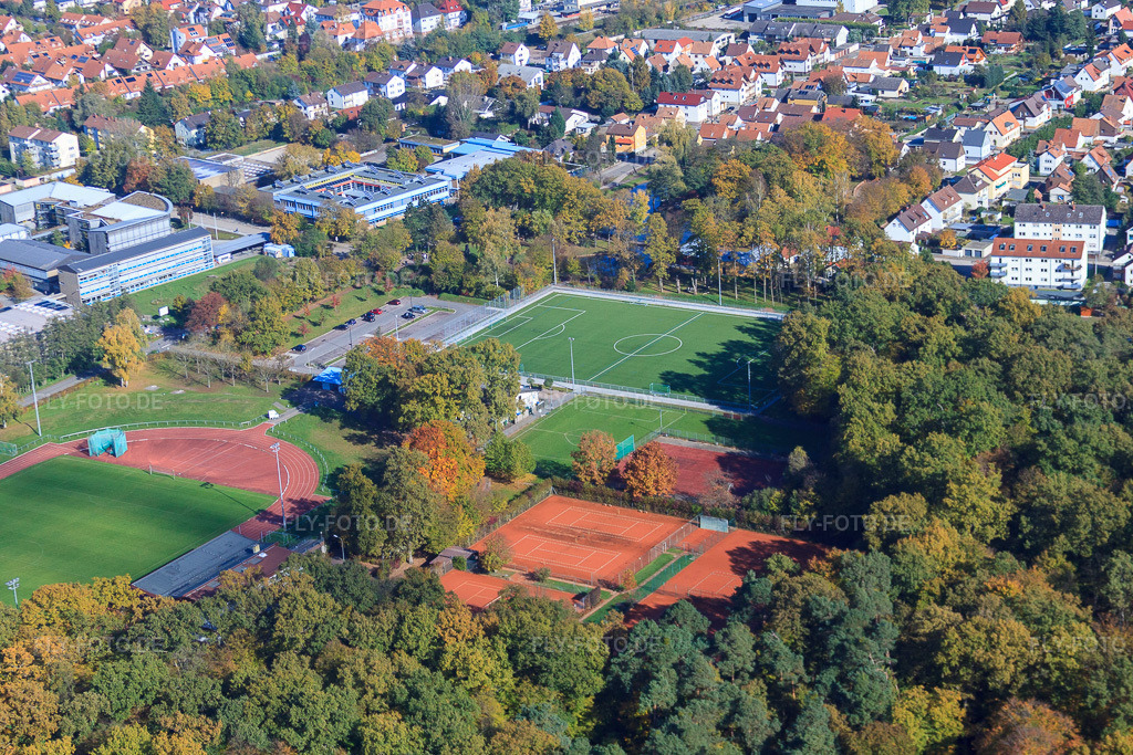 Luftbild: Bienwald-Stadion in Kandel im Bundesland Rheinland-Pfalz in Deutschland. Foto: IMG_34480.jpg vom 26.10.2010 durch Werner Riehm/FLY-FOTO.deTSV 1886 Kandel Leichtathletik - mit uns Spaß am Sport