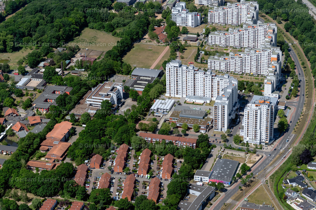 4029574 | BREMEN 01.06.2020 Stadtrand und Außenbezirks- Wohngebiete im Ortsteil Tenever in Bremen, Deutschland. // Outskirts residential in the district Tenever in Bremen, Germany. Foto: Gerhard Launer