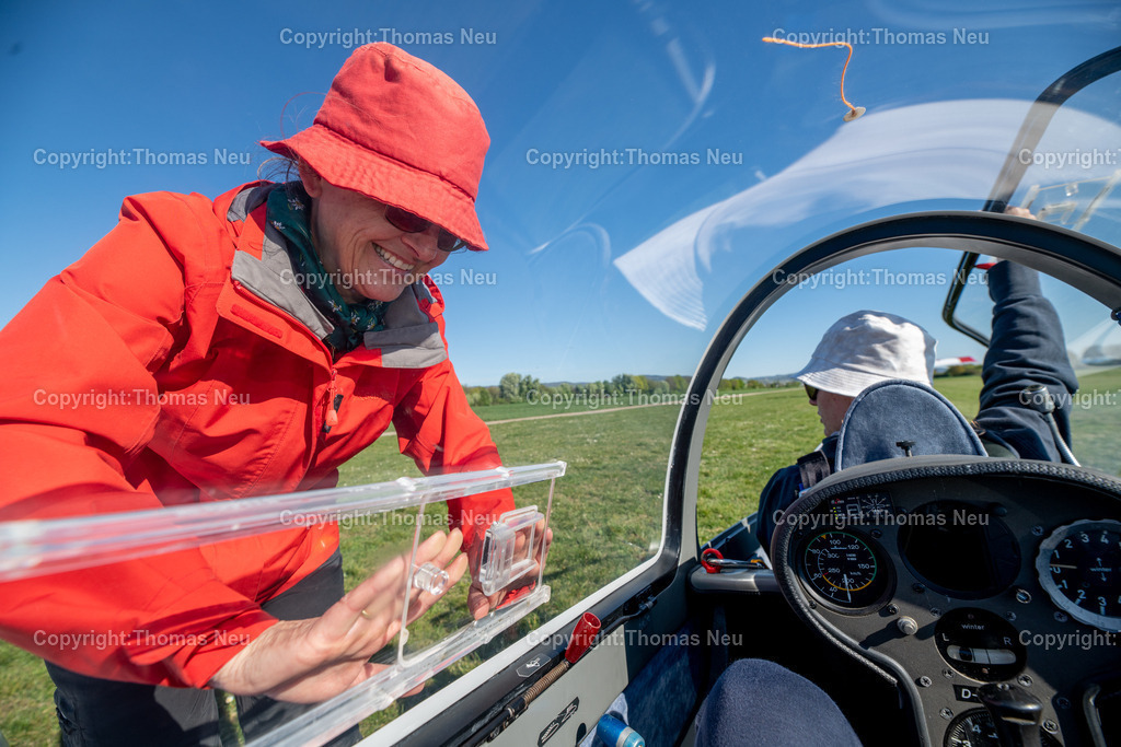 DSC_4592 | smb,Stadtmagazin , Segelfluggruppe, Ulrike Pawel schließt das Cockpit, ,, Bild: Thomas Neu