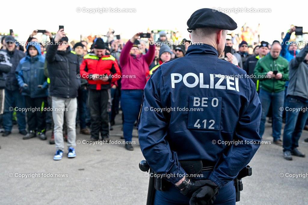 Bauernprotest_ Poendorf_ Lasco_ 08.03.2024-79 | 08.03.2024, Poendorf, AUT, Bauernprotest, im Bild Bauernprotest, Bauern, Landwirte, Traktoren, Fa. Lasco, Demo, Kundgebung

Polizei