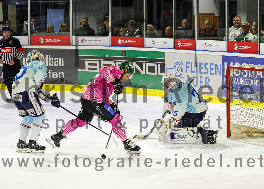 2025-10-05_139_TSV_Erding_gegen_Heilbronner_Falken | Erding, Deutschland, 05.10.2025:Eishockey, Oberliga Süd 2025 / 2026, 6. Spieltag, TSV Erding gegen Heilbronner Falken, Endergebnis: 3:1Nolan Ritchie (Heilbronner Falken, #10), Maximilian Forster (Erding Gladiators, #81), Torwart Franz Jokinen (Heilbronner Falken, #75)Foto: Christian Riedel / fotografie-riedel.net