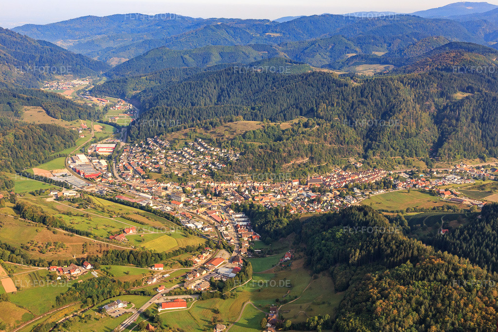 Luftbild: Ortsübersicht im Renchtal aus Süden in Oppenau im Bundesland Baden-Württemberg in Deutschland. Foto: IMG_008890.jpg vom 20.09.2020 durch Werner Riehm/FLY-FOTO.de