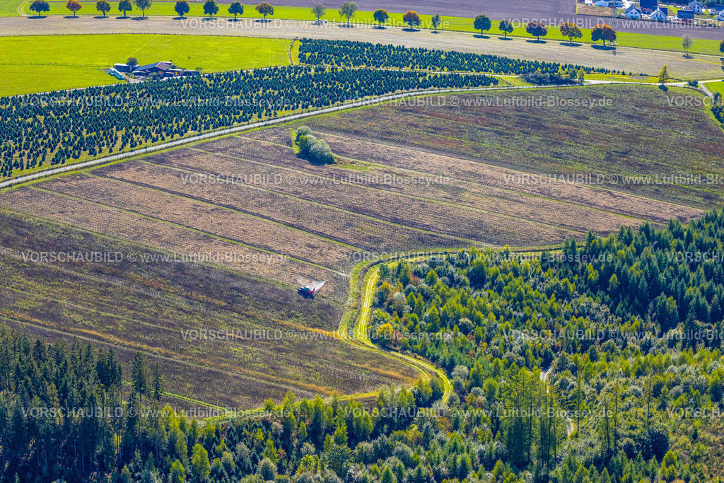Schmallenberg220903626BadFredeburg | , Luftbild, Feldarbeit, Traktor auf Feld, landwirtschaftliche Arbeit, SprÃ¼hmittel, Wormbach, Schmallenberg, Sauerland, Nordrhein-Westfalen, Deutschland