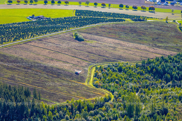 Schmallenberg220903626BadFredeburg | , Luftbild, Feldarbeit, Traktor auf Feld, landwirtschaftliche Arbeit, SprÃ¼hmittel, Wormbach, Schmallenberg, Sauerland, Nordrhein-Westfalen, Deutschland