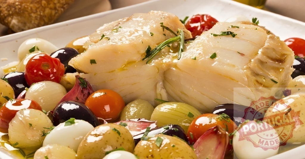 Bacalhau à Lagareiro with baked codfish, potatoes, and olives | Portuguese Bacalhau à Lagareiro with roasted codfish, potatoes, garlic, olives, and cherry tomatoes in olive oil - Realisiert mit Pictrs.com