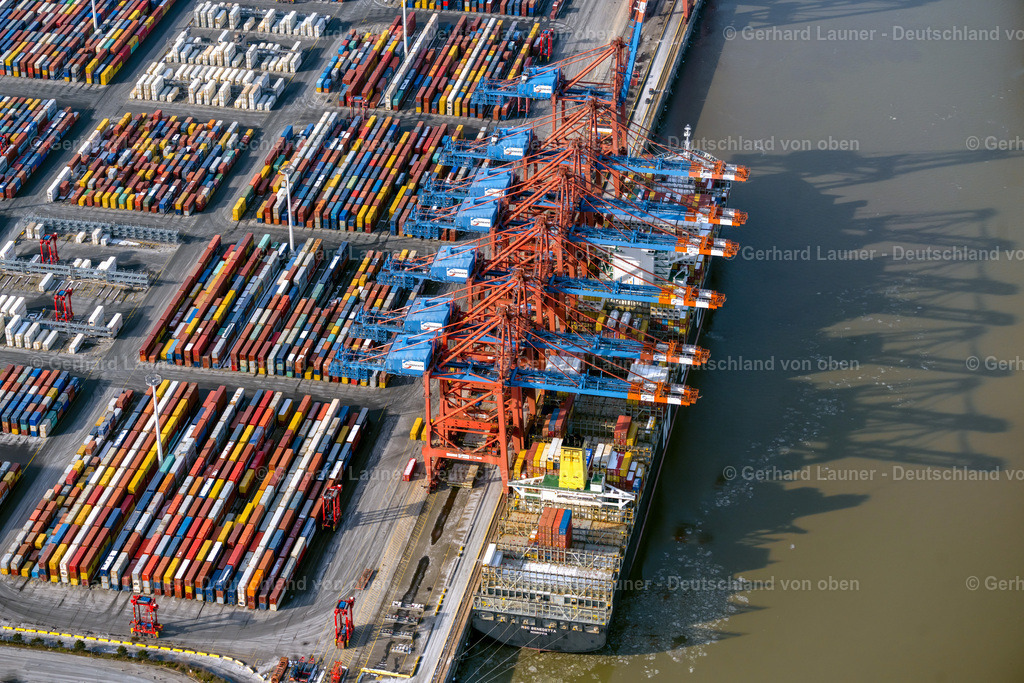 4044623 | HAMBURG 14.02.2021 Container- Terminal Burchardkai Entlandung von 3 Containerbrücken von einem Transportschiffs in Hamburg, Deutschland. Weiterführende Informationen bei: HPA Hamburg Port Authority,  Hafen Hamburg Marketing e.V. (HHM),  Hamburger Hafen und Logistik Aktiengesellschaft. // Container Terminal Burchardkai Unlanding of 3 container cranes from a transport ship in Hamburg, Germany. Further information at: HPA Hamburg Port Authority,  Hafen Hamburg Marketing e.V. (HHM),  Hamburger Hafen und Logistik Aktiengesellschaft. Foto: Gerhard Launer