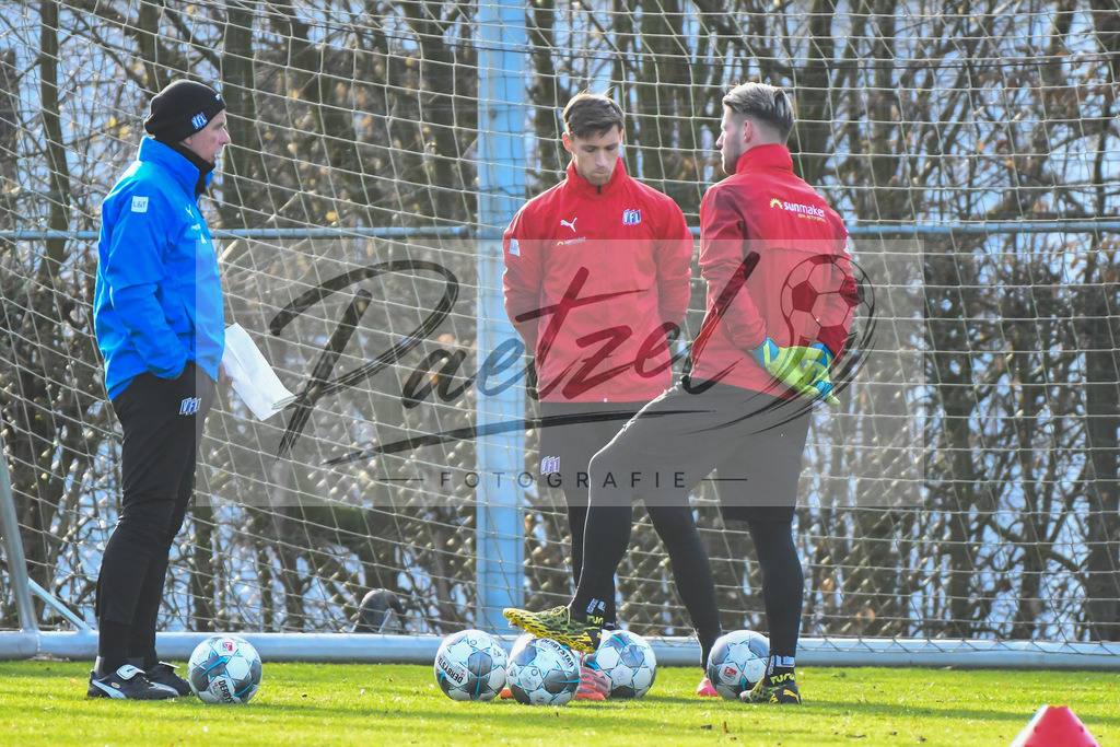 20200215_TRAOSN_0014 | Fussball, Herren: Torwart-Trainer Rolf Meyer (VfL Osnabrueck), Torhueter Nils Koerber (VfL Osnabrueck) und Torhueter Philipp Kuehn (VfL Osnabrueck) schauen waehrend der Trainingseinheit des VfL Osnabrueck im Sportpark Illoshoehe am 15.02.2020 in Osnabrueck, Deutschland. - Realisiert mit Pictrs.com