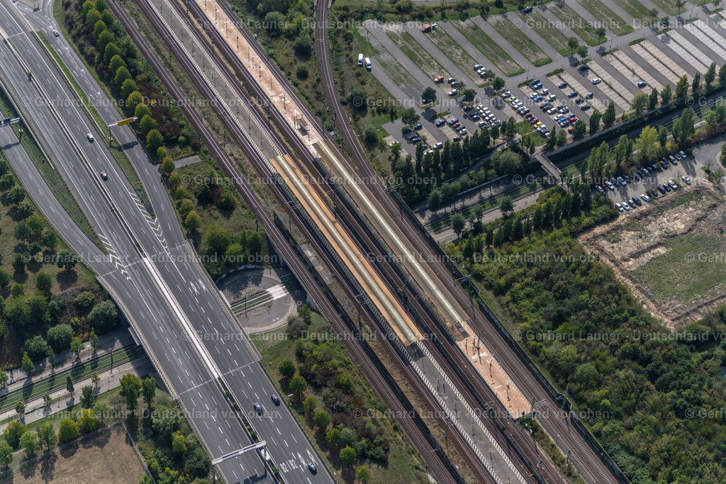 4039933 | LEIPZIG 14.09.2020 Gleisverlauf und Bahnhofsgebäude der Deutschen Bahn am Bahnhof " Leipzig, Messe " in Leipzig im Bundesland Sachsen, Deutschland. // Railway track and station building of the Deutsche Bahn at the station "Leipzig, Messe" in Leipzig in the federal state of Saxony, Germany. Foto: Gerhard Launer