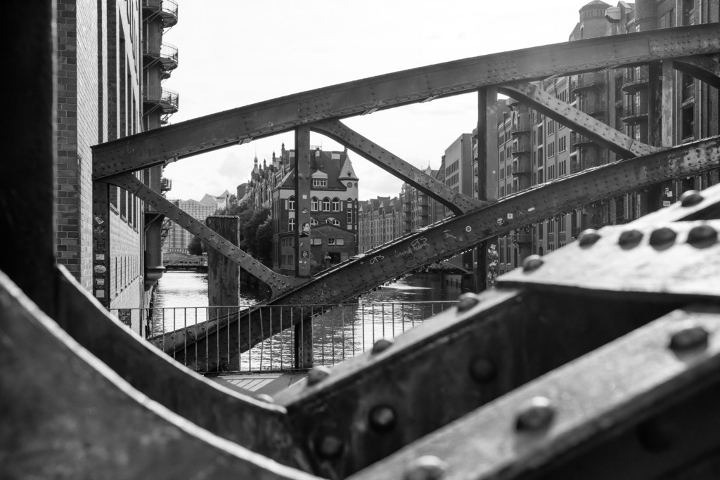 10230822 - Poggenmühlenbrücke und Wasserschloss | Blick durch die Poggenmühlenbrücke auf das Wasserschloss in der Speicherstadt.