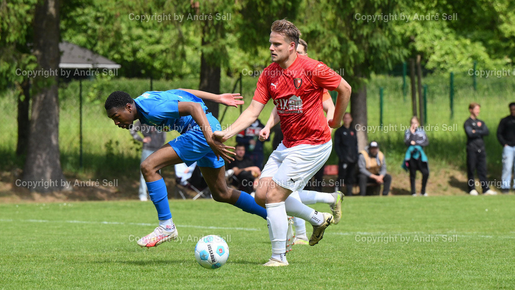 SSG Rot-Schwarz Kiel vs Inter Türkspor Kiel | Jonathan Elsner (Kiel #5) / Denzel Imasün (Inter #17) / Fußball-Landesliga Schleswig Männer 2024/2025 / SSG Rot-Schwarz Kiel vs Inter Türkspor Kiel / Sportplatz Meimersdorf / Kiel / 24.05.25 - Realisiert mit Pictrs.com