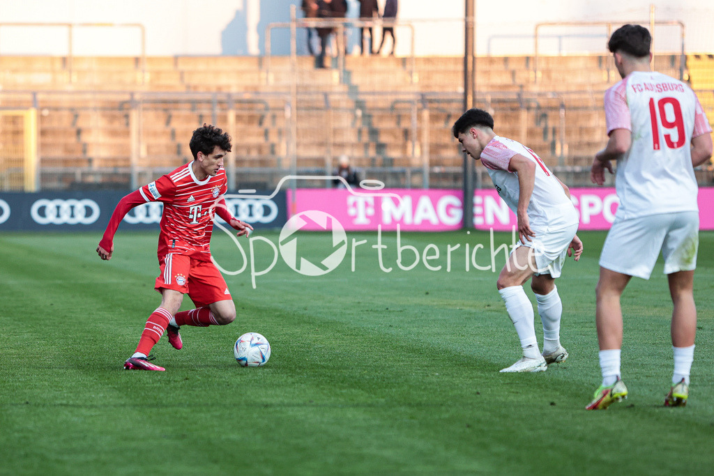 FC Bayern Amateure - FC Augsburg II | Younes AITAMER (FCB #17) am Ball / Zweikampf