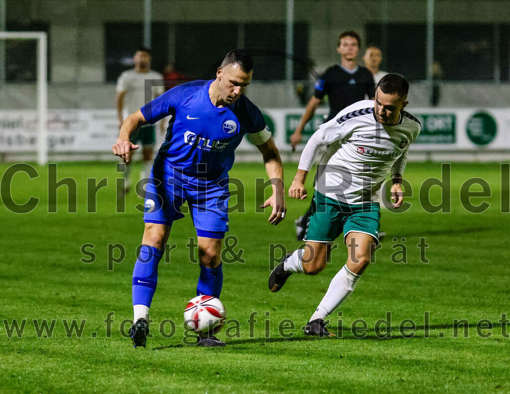 2023-10-13_090_FC_Schwaig_gegen_TSV_Ampfing | Oberding, Deutschland, 13.10.2023:
Fußball, Landesliga Südost 2023 / 2024, 16. Spieltag, FC Schwaig gegen TSV Ampfing, Endergebnis: 3:2

Birol Karatepe (TSV Ampfing, #42), Vincent Sommer (FC Schwaig, #10)

Foto: Christian Riedel / fotografie-riedel.net