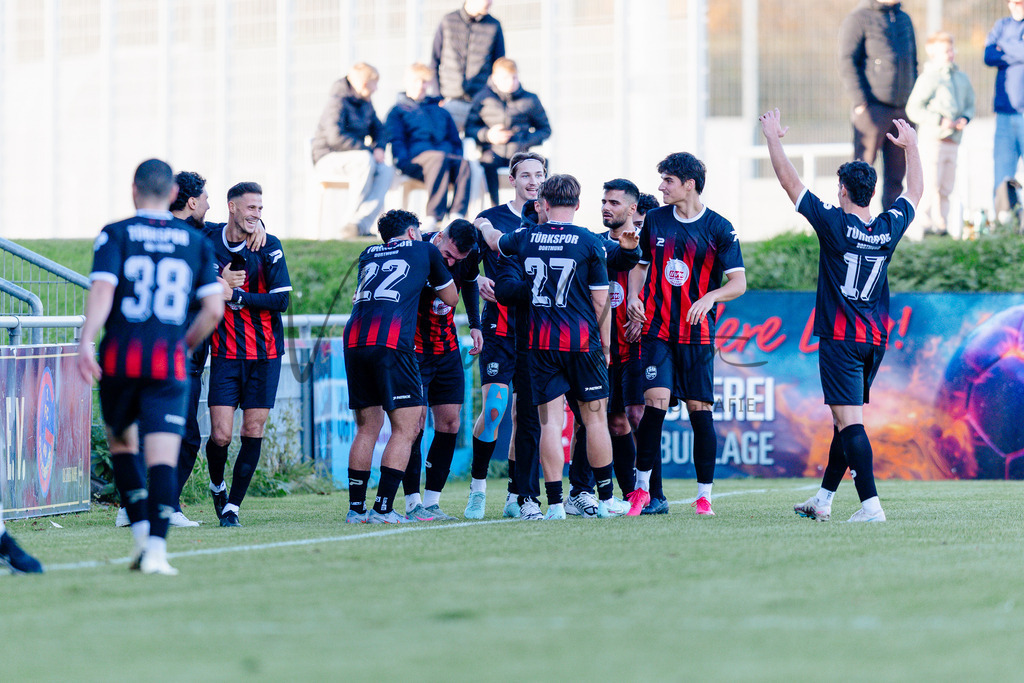 Oberliga Westfalen, Saison 2025/26, 13. Spieltag: 1. FC Gievenbeck - Türkspor Dortmund 2000 | Münster, 02.11.2025: Oberliga Westfalen, 13. Spieltag, 1. FC Gievenbeck empfängt Türkspor Dortmund 2000 im Sportpark Gievenbeck in Münster. Foto: sportfotografie.ms | Markus Paletta - Realisiert mit Pictrs.com