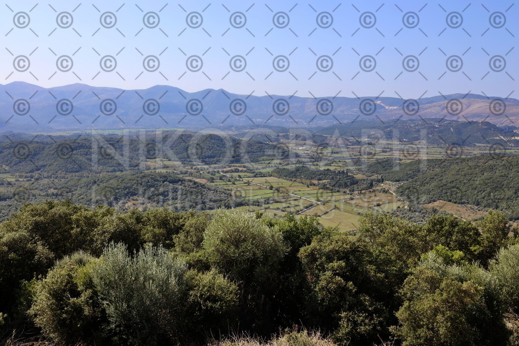 Berg und Tal | Berg und Tallandschaft im Nordwesten von Griechenland, bei Kato Paleokklisi. Das Dorf Kato Palaiokklision (Κάτω Παλαιοκκλήσι) liegt in der Präfektur Thesprotia (Θεσπρωτία) der Region Epirus (Ήπειρος) im Nordwesten Griechenlands. Laut Zensus 2011 hat Kato Palaiokklisi rund 50 Einwohner. Kato Palaiokklisi gehört der Gemeinde Filiates an.