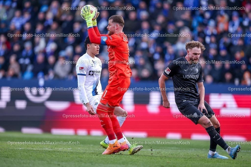 BOC14022601049 | 15.02.2026, Fußball, VfL Bochum - SC Paderborn 07, 2. Fußball Bundesliga, 22. Spieltag, Vonovia Ruhrstadion, Saison 2025 2026: Torwart Timo Horn&nbsp;(VfL Bochum #01) verteidigt gegen Santiago Castaneda&nbsp;(SC Paderborn #05) DFB regulations prohibit any use of photographs as image sequences and or quasi-video.