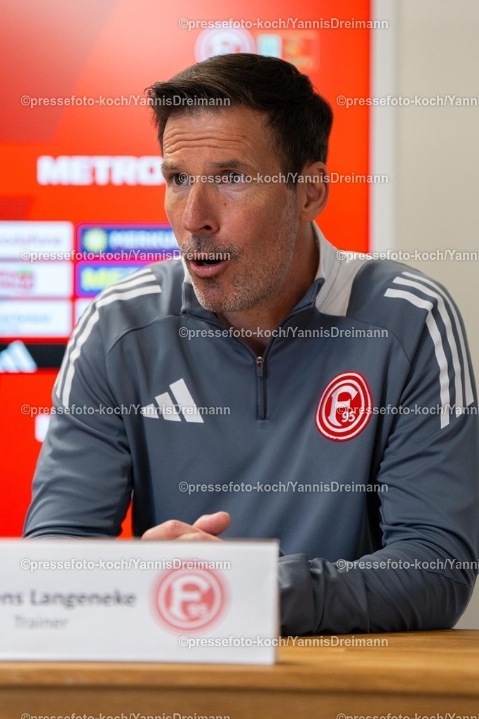 xYDR29032501061 | 29.03.2025, xydrx, Fußball, Fortuna Düsseldorf II (U23) - SC Rot-Weiss Oberhausen, Regionalliga West, Paul-Janes-Stadion: Jens Langeneke (Trainer Fortuna Düsseldorf II) bei der Pressekonferenz nach dem Spiel