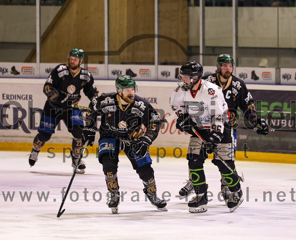 2024-03-15_110_TSV_Erding_gegen_EHC_Koenigsbrunn | Erding, Deutschland, 15.03.2024:
Eishockey, Bayernliga Playoffs 2023 / 2024, 3. Spieltag, TSV Erding gegen EHC Königsbrunn, Endergebnis: 3:4 n. V.

Elias Maier (Erding Gladiators, #15), Lukas Fettinger (EHC Königsbrunn, #96)

Foto: Christian Riedel / fotografie-riedel.net