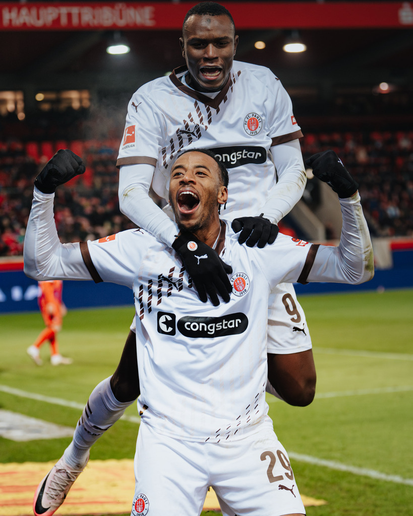 FCS08362-Verbessert-RR | Der offizielle Shop für FC St. Pauli Fotos. Wähle aus Spielszenen & Fanmomenten dein FCSP Wunschformat. Wir liefern Millerntor-Atmosphäre.