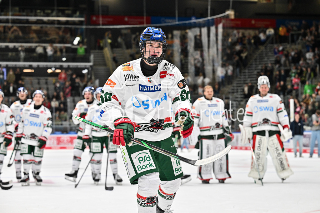 Augsburger Panther - Steinback Black Wings Linz | Die Augsburger Panther feiern ausgelassen den Sieg gegen Linz / im Bild Liron PELLIZZARI (Augsburger Panther 60) / Testspiel: Augsburger Panther - Steinback Black Wings Linz; Curt Frenzel Stadion am 05.09.2025