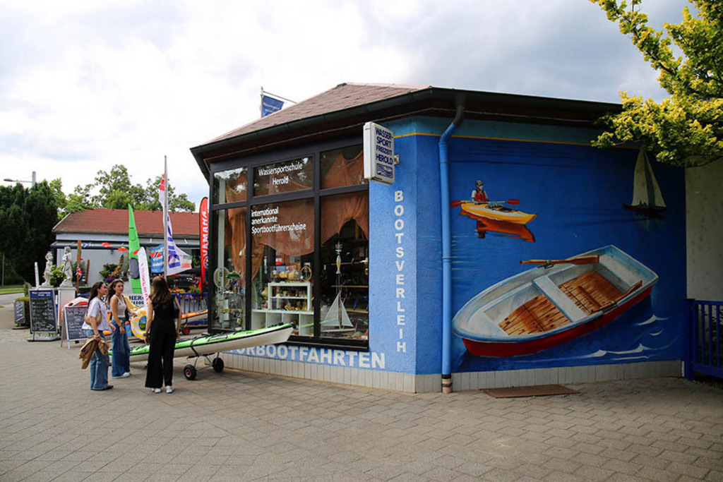 Bootsverleih Herold und Bootshop Herold | Entdecke über 20 Kategorien Leipzig-Motive: Foto-Downloads, hochwertige Poster, Leinwand- & Fine-Art-Prints. Jetzt Lieblingsfoto im Bildlexikon Leipzig Shop bestellen!